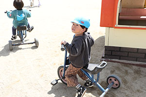 園庭遊び　年中さくら・ばら・ひまわり・たんぽぽ・2歳児ぺんぎん・ひよこ　　　　　・