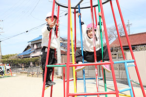 園庭遊び　年中さくら・ばら・ひまわり・たんぽぽ・2歳児ぺんぎん・ひよこ　　　　　・
