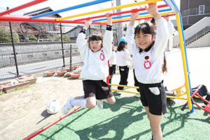 園庭遊び　年中さくら・ばら・ひまわり・たんぽぽ・2歳児ぺんぎん・ひよこ　　　　　・