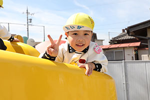 園庭遊び　年中さくら・ばら・ひまわり・たんぽぽ・2歳児ぺんぎん・ひよこ　　　　　・