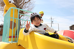 園庭遊び　年中さくら・ばら・ひまわり・たんぽぽ・2歳児ぺんぎん・ひよこ　　　　　・