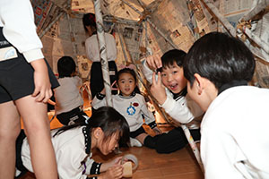 預かり保育の様子　⛺テントを作ったよ